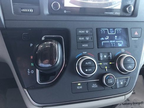 Used 2019 Toyota Sienna XLE image 18