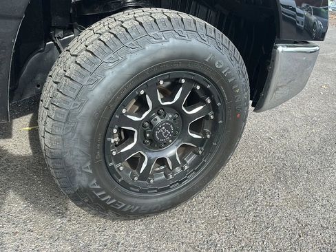 Used 2017 Nissan Titan SV image 16