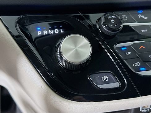 Used 2024 Chrysler Pacifica Touring-L image 19