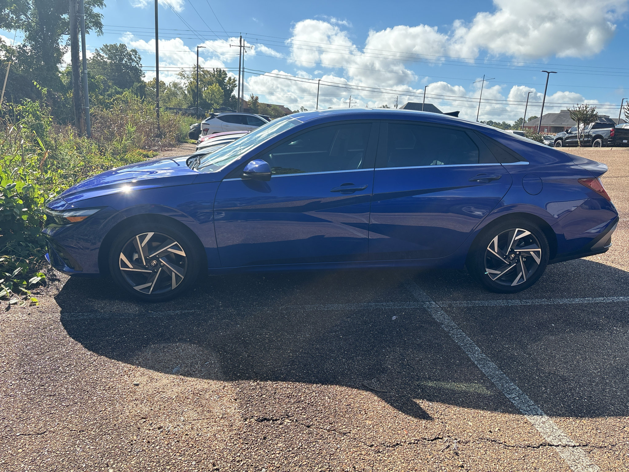 Used 2025 Hyundai Elantra Limited FWD image 2