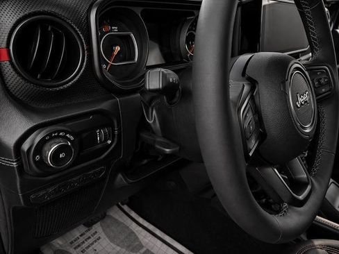 Used 2025 Jeep Wrangler Unlimited Rubicon AWD/4WD image 26