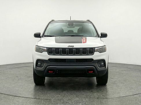Used 2025 Jeep Compass Trailhawk AWD/4WD image 2