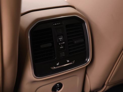 Used 2026 Porsche Macan AWD/4WD image 19