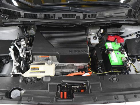 Used 2018 Nissan Leaf SL w/ SL Technology Package FWD image 32
