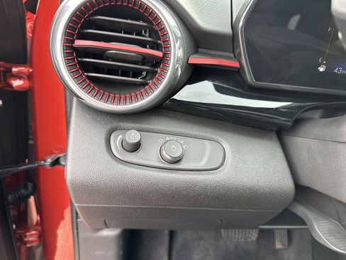 Used 2024 Chevrolet Trax RS w/ Sunroof Package image 32