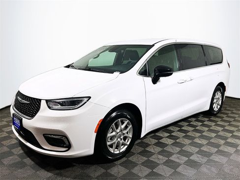 Used 2025 Chrysler Pacifica Select image 4