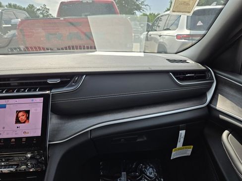 New 2025 Jeep Grand Cherokee L Limited w/ Black Appearance Package image 26