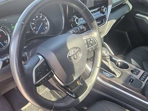 Used 2021 Toyota Highlander Platinum AWD/4WD image 18