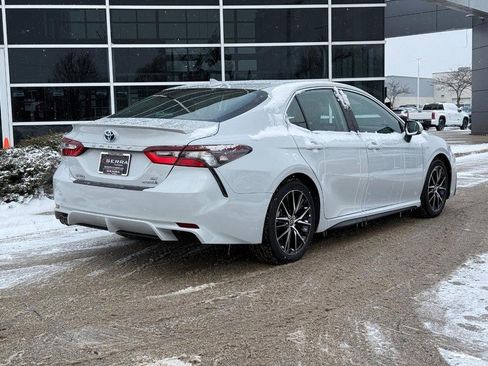 Used 2022 Toyota Camry SE image 3