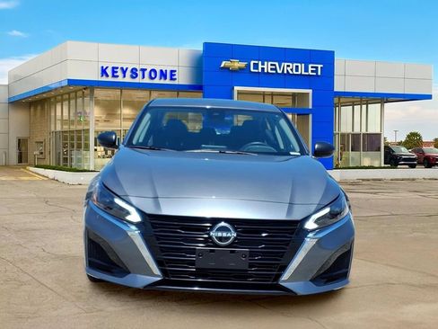 Used 2025 Nissan Altima 2.5 SV FWD image 2