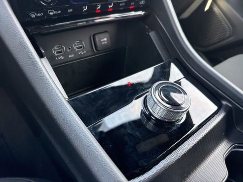 Used 2025 Jeep Grand Cherokee Laredo X image 11