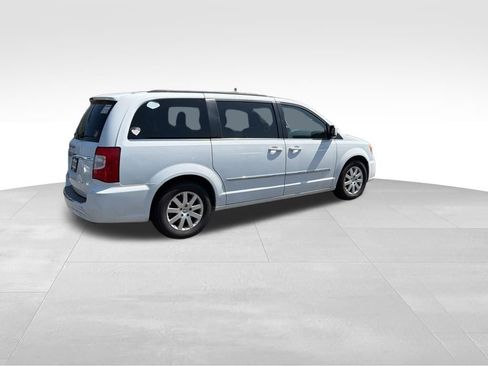 Used 2016 Chrysler Town & Country Touring FWD image 7