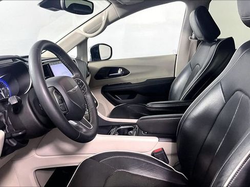 Used 2023 Chrysler Pacifica Limited FWD image 16