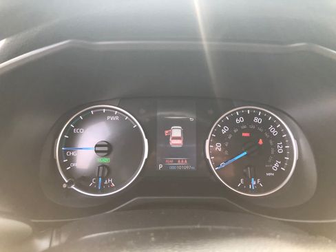 Used 2020 Toyota RAV4 LE AWD/4WD image 10