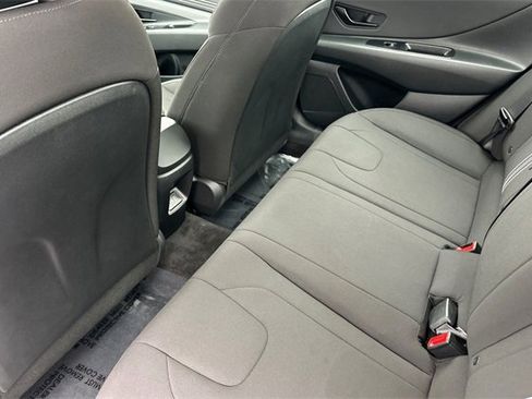 Used 2025 Hyundai Elantra SEL image 11