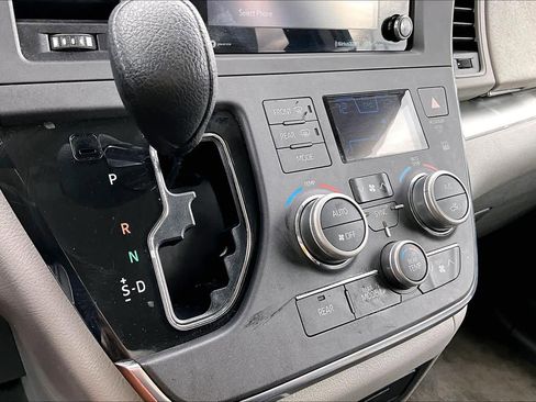 Used 2018 Toyota Sienna LE image 31