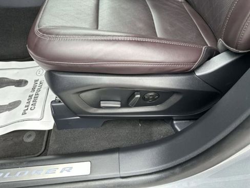 Used 2025 Ford Explorer Platinum RWD image 14