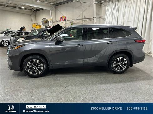 Used 2020 Toyota Highlander XLE AWD/4WD image 5