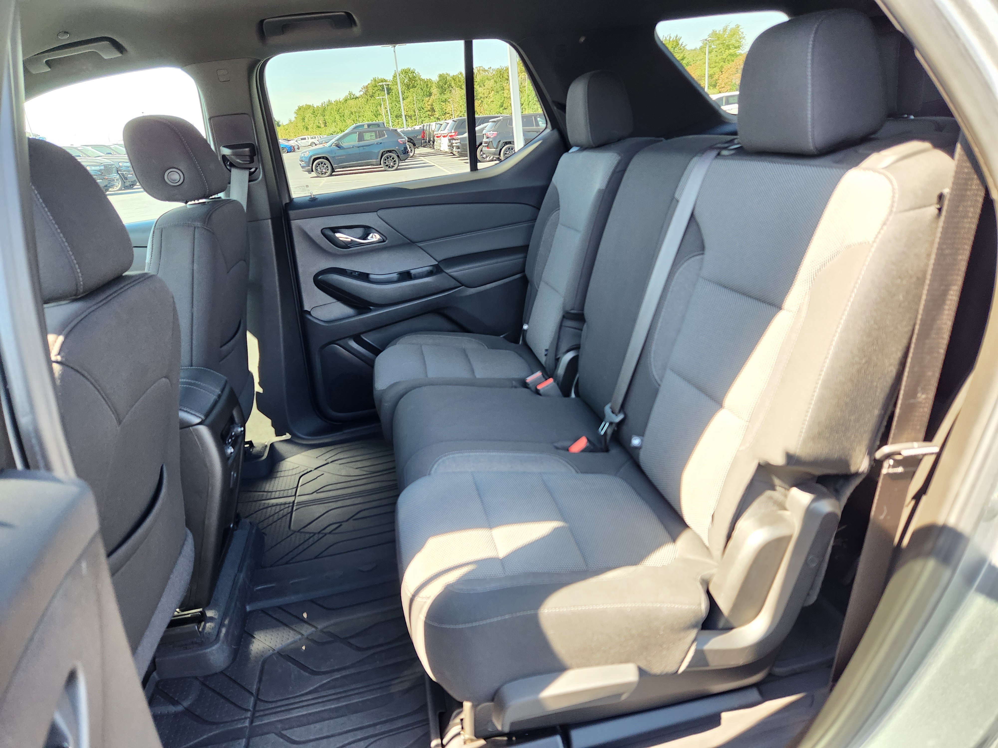 Used 2023 Chevrolet Traverse LT FWD image 12