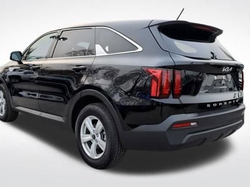 Used 2022 Kia Sorento LX image 7