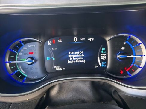 Used 2022 Chrysler Pacifica Limited w/ Uconnect Theater Family Group FWD image 24