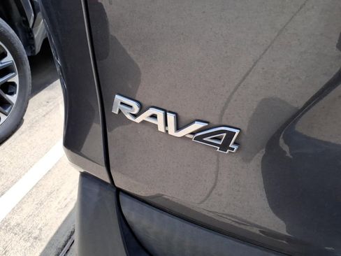 Used 2021 Toyota RAV4 LE FWD image 9