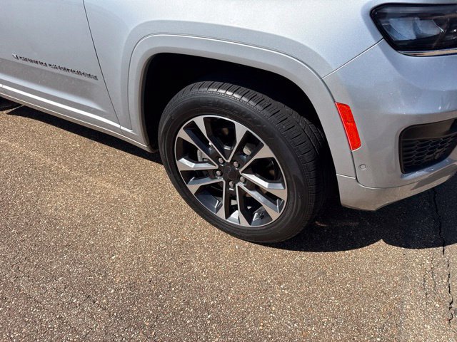 Used 2021 Jeep Grand Cherokee L Overland w/ Luxury Tech Group IV AWD/4WD image 3