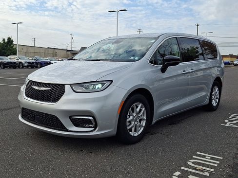 Used 2024 Chrysler Pacifica Touring-L FWD image 3