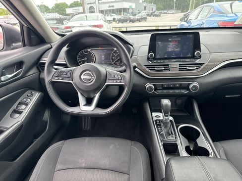 Used 2024 Nissan Altima 2.5 SV FWD image 8
