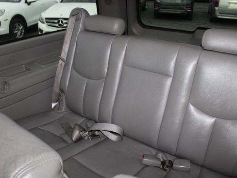 Used 2005 Chevrolet Suburban Z71 w/ Preferred Equipment Group image 23