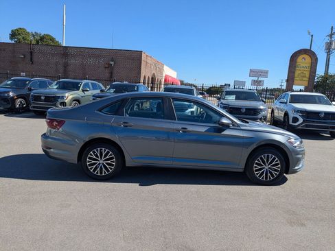 Used 2021 Volkswagen Jetta SE image 2