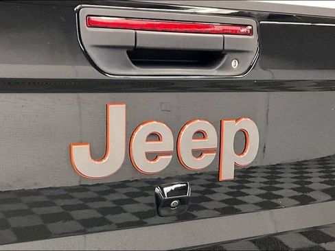 Used 2024 Jeep Gladiator Mojave AWD/4WD image 9