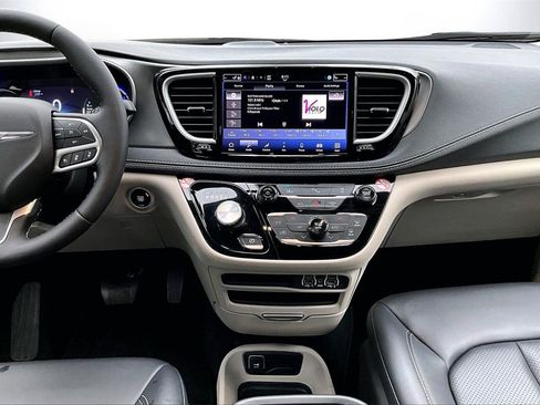 Certified 2024 Chrysler Pacifica Select image 12