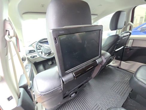 Used 2018 Chrysler Pacifica Touring-L Plus FWD image 13