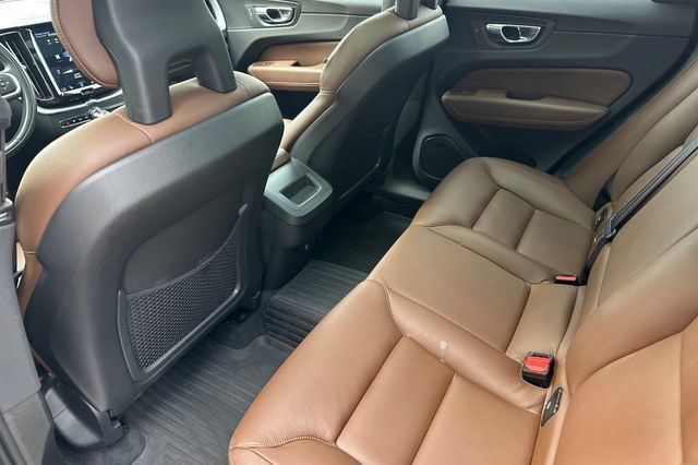 Used 2018 Volvo XC60 T6 Momentum w/ Convenience Package AWD/4WD image 11