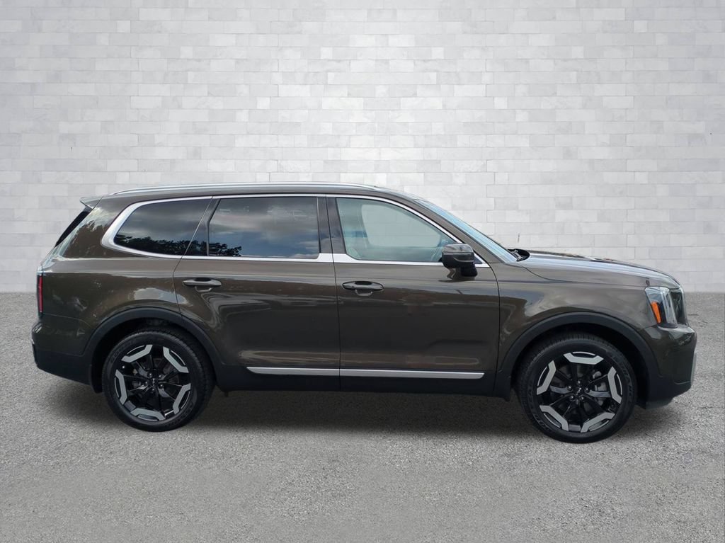 Used 2023 Kia Telluride EX w/ EX Captain's Chair Package FWD image 3