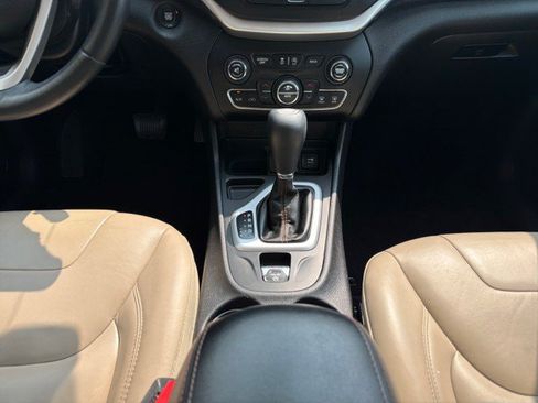 Used 2017 Jeep Cherokee Limited FWD image 18