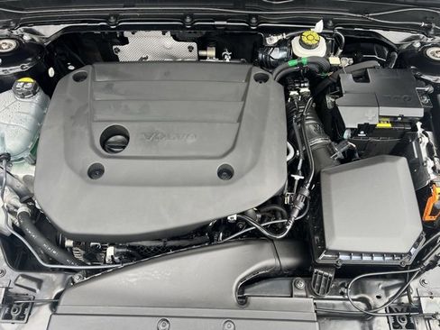 Used 2025 Volvo XC40 B5 Core image 29