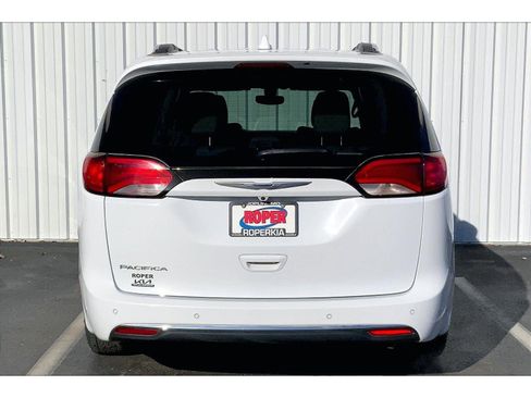 Used 2020 Chrysler Pacifica Touring-L image 4