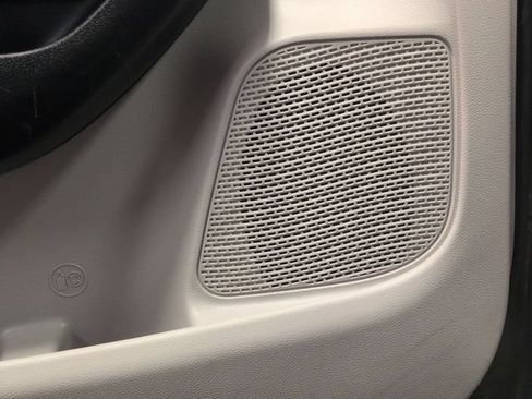 Used 2023 Chrysler Pacifica Touring-L FWD image 16