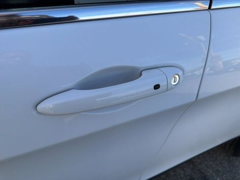 Used 2019 Jeep Cherokee Limited image 2