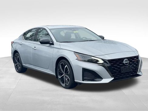 Certified 2023 Nissan Altima 2.5 SR w/ SR Premium Package AWD/4WD image 5