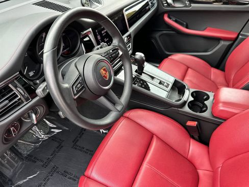 Certified 2025 Porsche Macan image 4