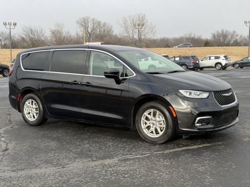 Used 2024 Chrysler Pacifica Touring-L image 1