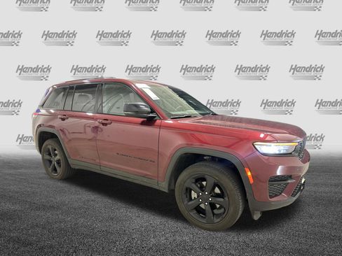 Used 2025 Jeep Grand Cherokee Altitude AWD/4WD image 2
