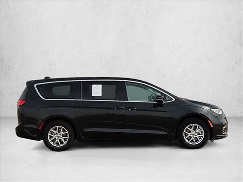 Used 2024 Chrysler Pacifica Touring-L image 4