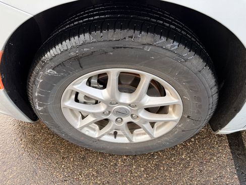 Used 2024 Chrysler Pacifica Touring-L FWD image 9