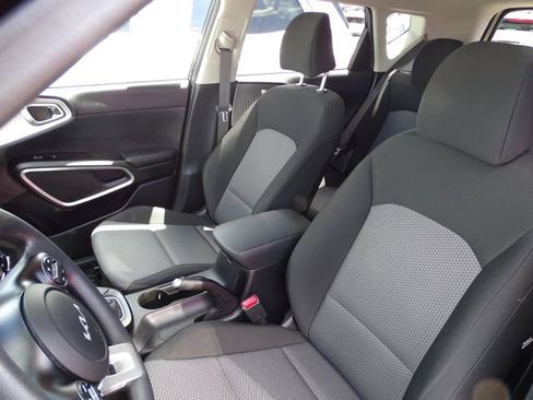 Used 2023 Kia Soul LX w/ LX Technology Package FWD image 8