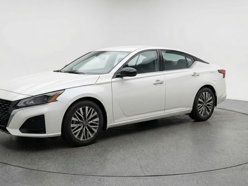 Used 2025 Nissan Altima 2.5 SV image 3