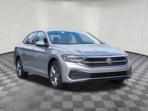 Used 2024 Volkswagen Jetta SE image 2